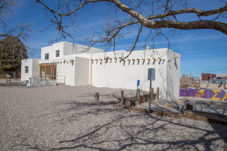 1811 Mesa Vista Rd NE in Albuquerque, NM - Building Photo - Other