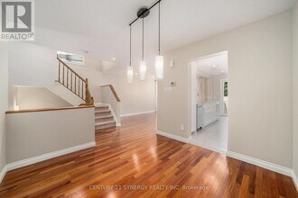 6065 Pineglade Crescent in Ottawa, ON - Building Photo - Building Photo