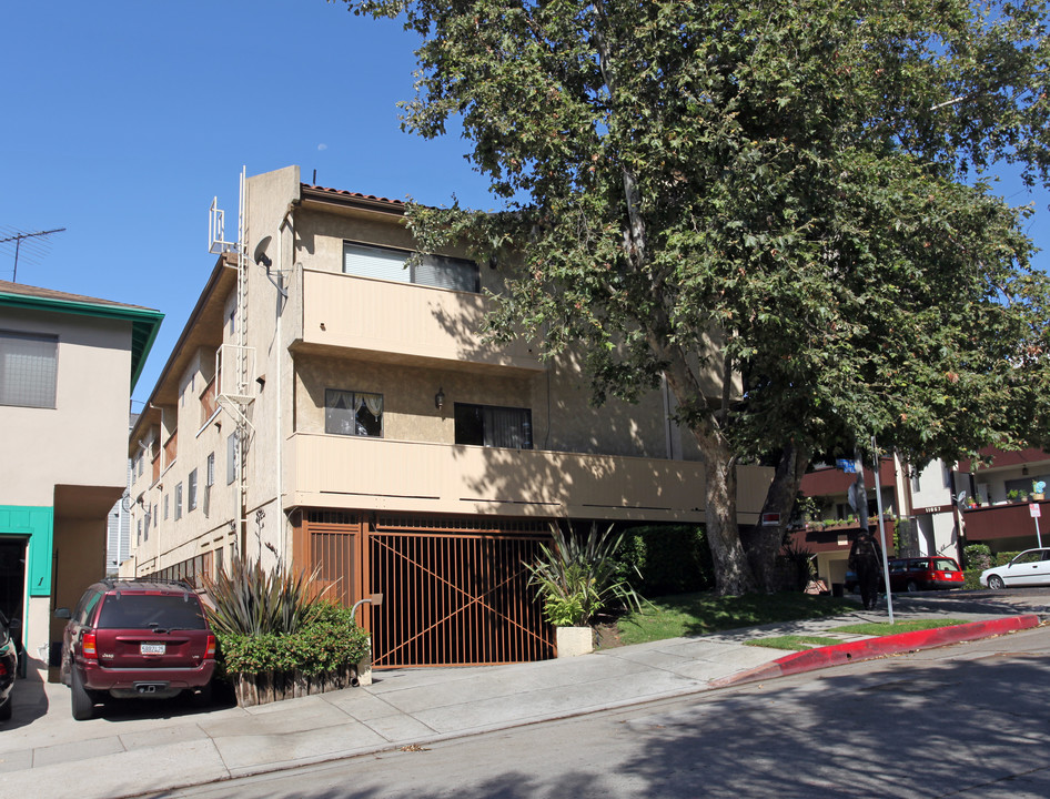 11662 Rochester Ave in Los Angeles, CA - Building Photo