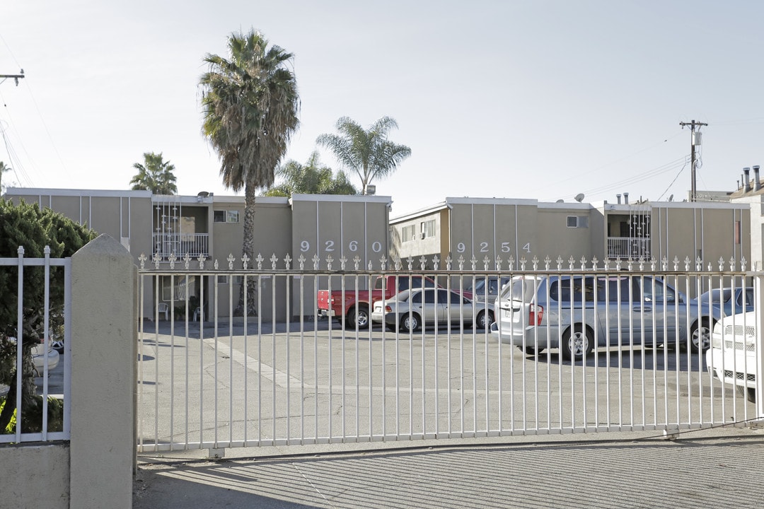 Palm St Apartments in Bellflower, CA - Foto de edificio