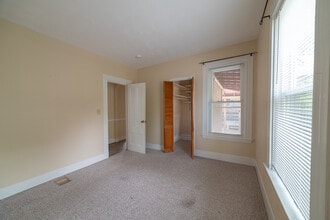 21 Granville Ave, Unit Apt 2 in Malden, MA - Foto de edificio - Building Photo
