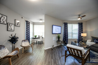 Tuscany Bay Apartments in Tampa, FL - Building Photo - Building Photo