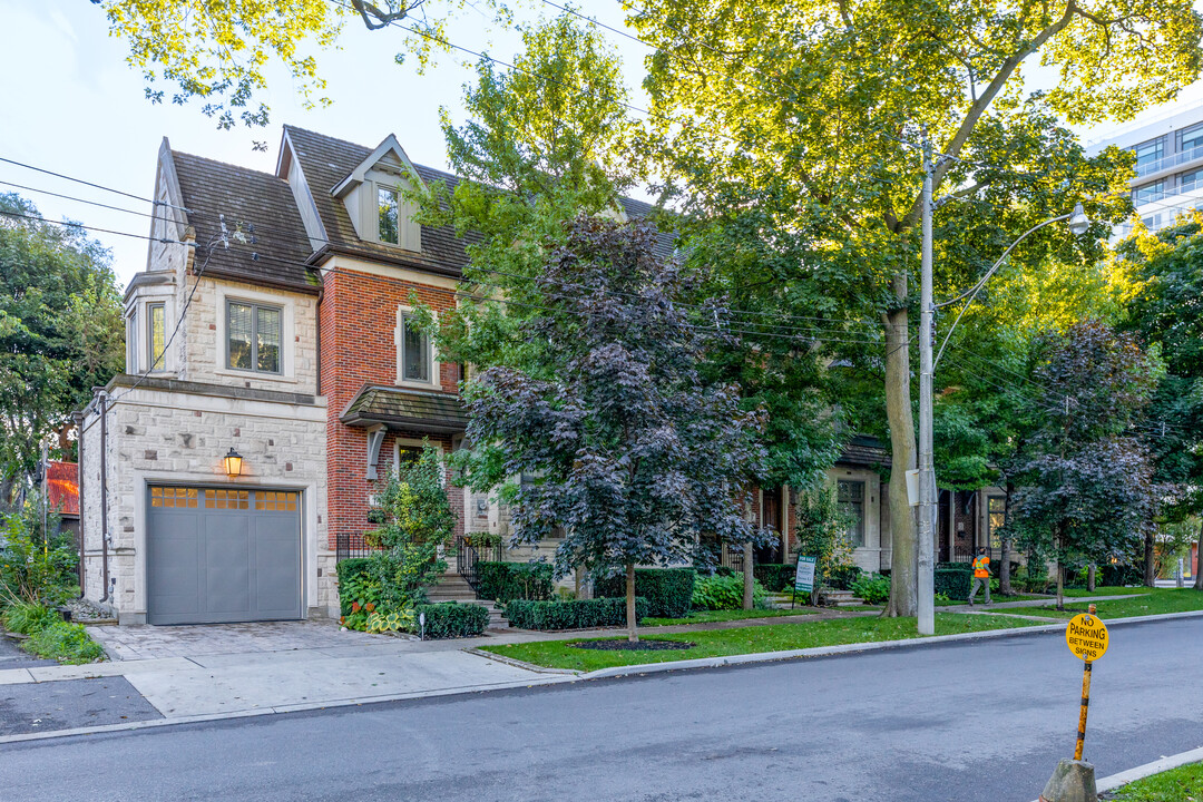 7 Dunvegan Rd in Toronto, ON - Building Photo