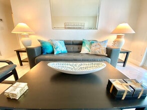 9 Seacrest Pkwy in Hollywood, FL - Building Photo - Building Photo