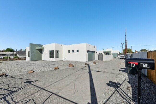 910 E Roma Ave, Unit A in Phoenix, AZ - Foto de edificio - Building Photo