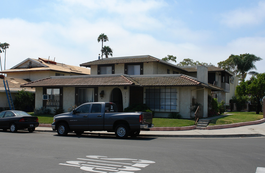 17011 Pinehurst Ln in Huntington Beach, CA - Building Photo