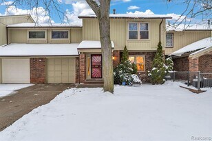 3170 Woods Cir Dr in Detroit, MI - Building Photo