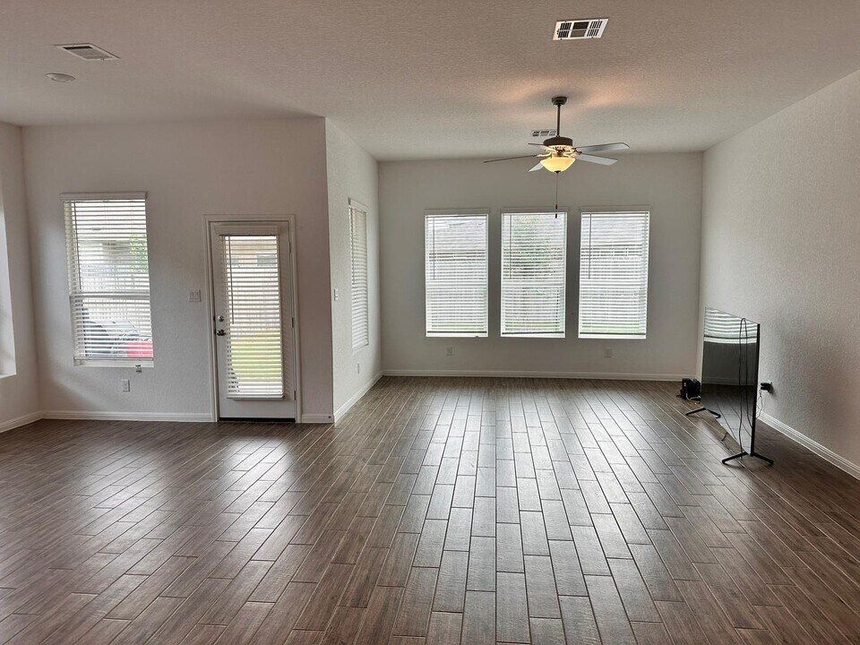 15126 Nettleton Ml in San Antonio, TX - Building Photo