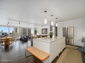 330 W Diversey Pkwy in Chicago, IL - Building Photo - Building Photo