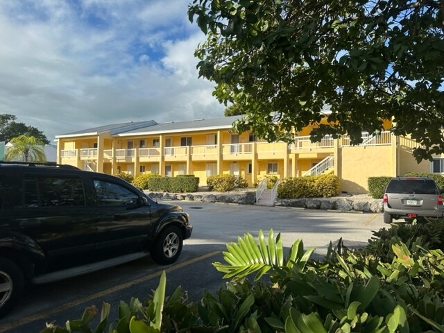 98202 Windward Ave, Unit Unit 202 and Boatslip in Key Largo, FL - Foto de edificio