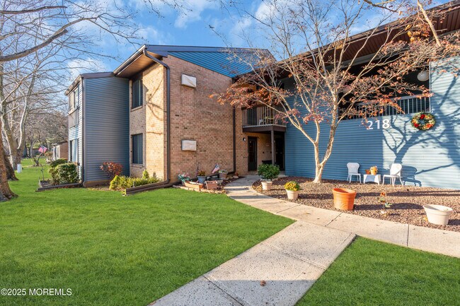 218 Medford Ct in Englishtown, NJ - Building Photo - Building Photo