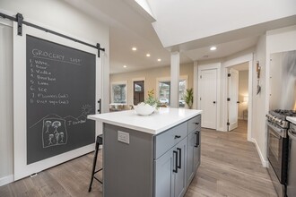 345 NW Hill St in Bend, OR - Foto de edificio - Building Photo