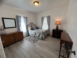 1221 Delaware St in San Antonio, TX - Foto de edificio - Building Photo