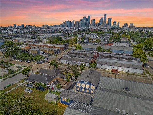 305 Roberts St in Houston, TX - Foto de edificio - Building Photo