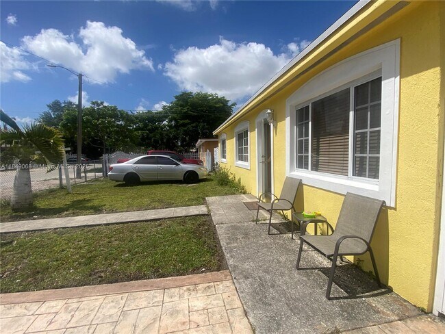 10440 NW 28th Ct in Miami, FL - Building Photo - Building Photo