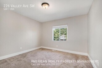 226 Valley Ave SW in Grand Rapids, MI - Building Photo - Building Photo