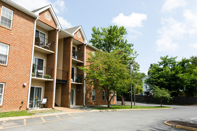 The Crossroads in Charlottesville, VA - Building Photo - Building Photo