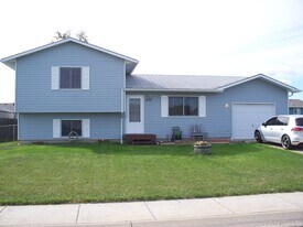 4711 Trail Dr in Rapid City, SD - Building Photo