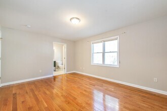 19 Legend Hills Dr in Edgewater, NJ - Building Photo - Building Photo