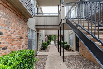 Arbor Park Apartments in Hurst, TX - Foto de edificio - Building Photo