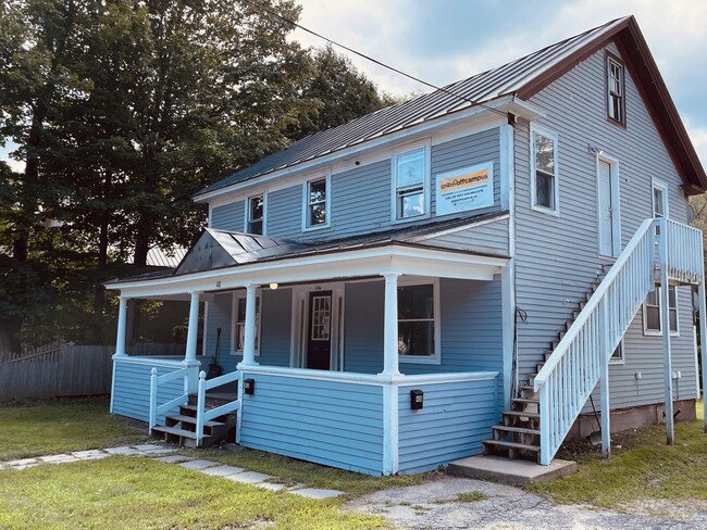 40 Russell St, Unit A in Plymouth, NH - Building Photo - Building Photo