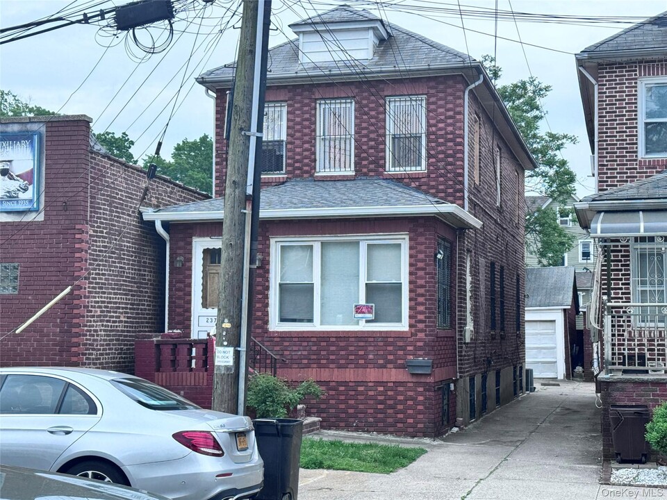 237-18 92nd Rd in Queens, NY - Building Photo