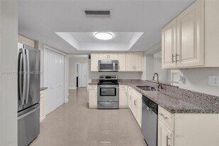 8400 NW 25th St in Sunrise, FL - Building Photo