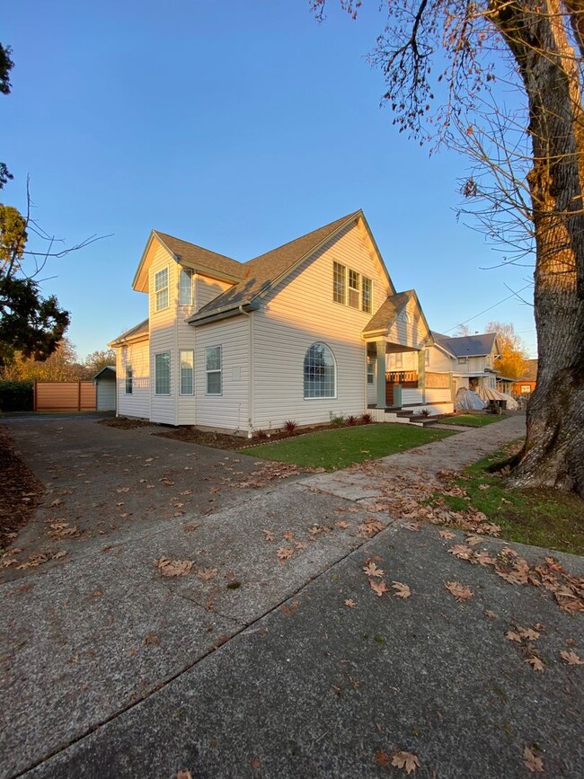 236 E Madison Ave in Cottage Grove, OR - Foto de edificio - Building Photo