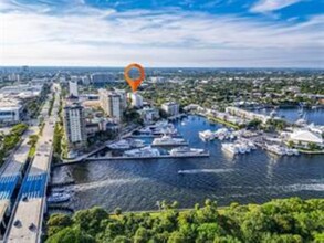 2555 NE 11th St, Unit 207 in Fort Lauderdale, FL - Foto de edificio - Building Photo