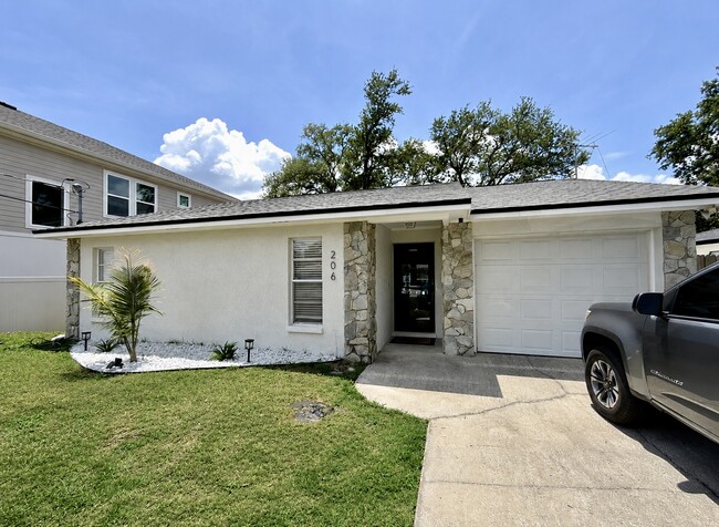 206 N Beverly Ave, Unit 206 N Beverly Ave