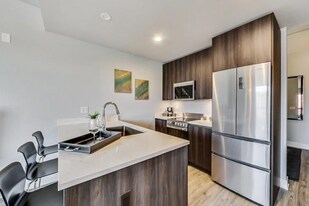 301 W Division St in Chicago, IL - Building Photo