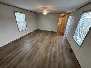 31 Grant St in West Branch, IA - Foto de edificio - Building Photo