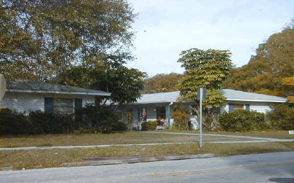 Mirror Lake in Gulfport, FL - Building Photo