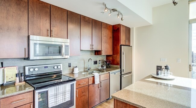 2758 Chimney Rock Rd in Houston, TX - Building Photo - Building Photo