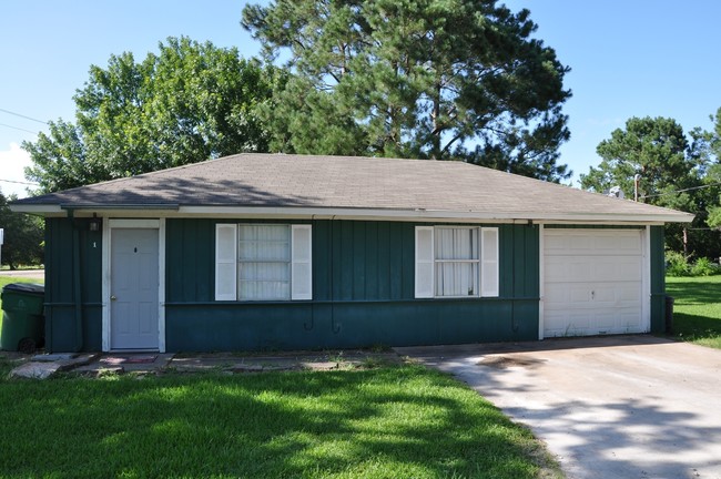 8831 Masters Rd in Manvel, TX - Foto de edificio - Building Photo