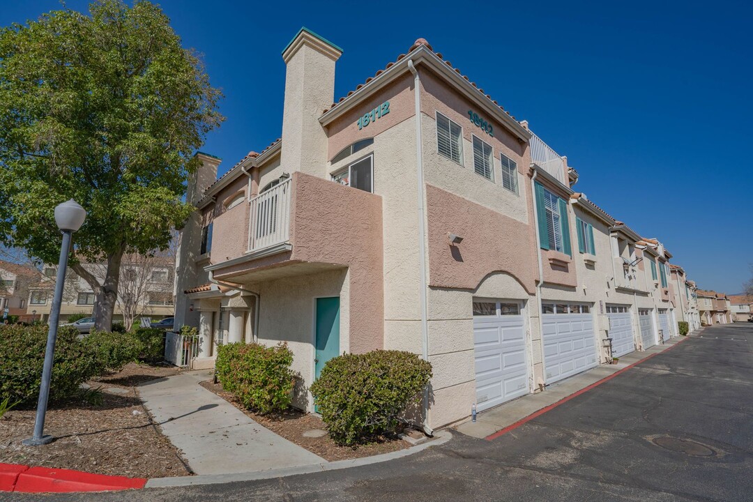 18112 Flynn Dr in Santa Clarita, CA - Foto de edificio