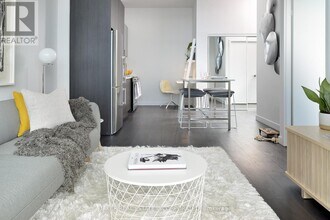 15-1015 Roehampton Ave in Toronto, ON - Building Photo - Building Photo