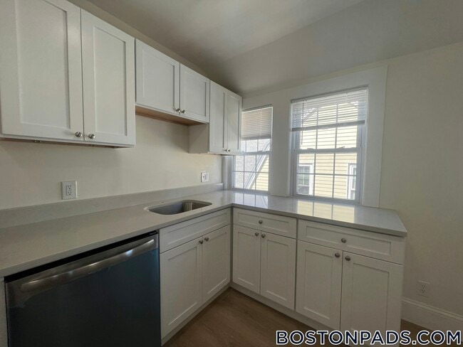78 Brooks St, Unit 3 in Boston, MA - Building Photo - Building Photo