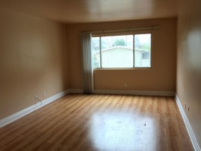 2850 Reynard Way-Unit -APT 34 in San Diego, CA - Building Photo - Building Photo