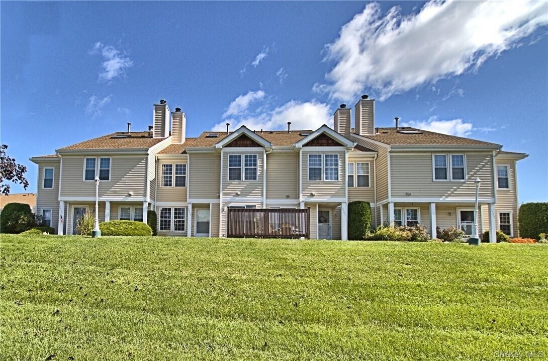 2507 Whispering Hls in Chestertown, NY - Foto de edificio