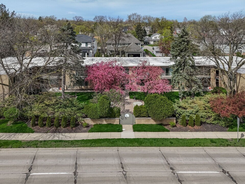 2655 E Maple Rd in Birmingham, MI - Building Photo