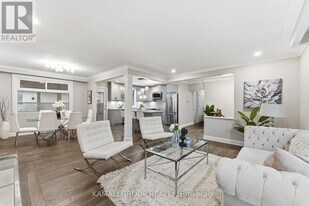 156 Trayborn Dr in Richmond Hill, ON - Building Photo