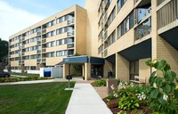 Village Green in Fridley, MN - Foto de edificio - Building Photo