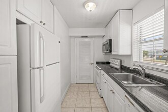 9911 Sandalfoot Blvd in Boca Raton, FL - Building Photo - Building Photo