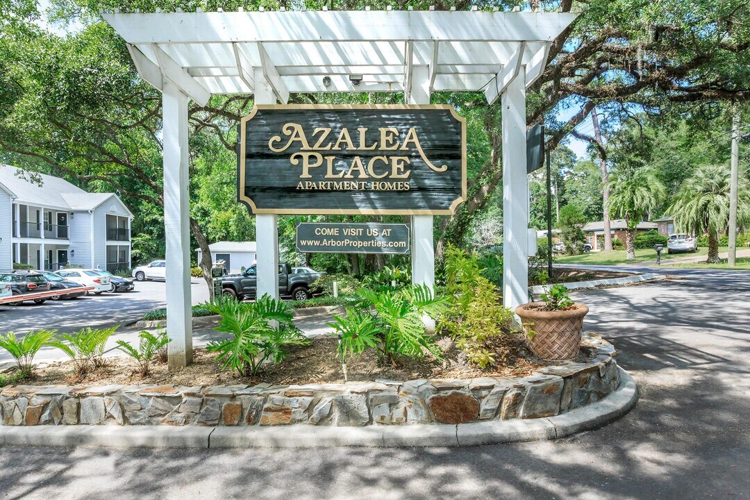 Azalea Place in Tallahassee, FL - Foto de edificio