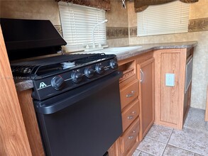 706 W 40th Pl in Hialeah, FL - Building Photo - Building Photo