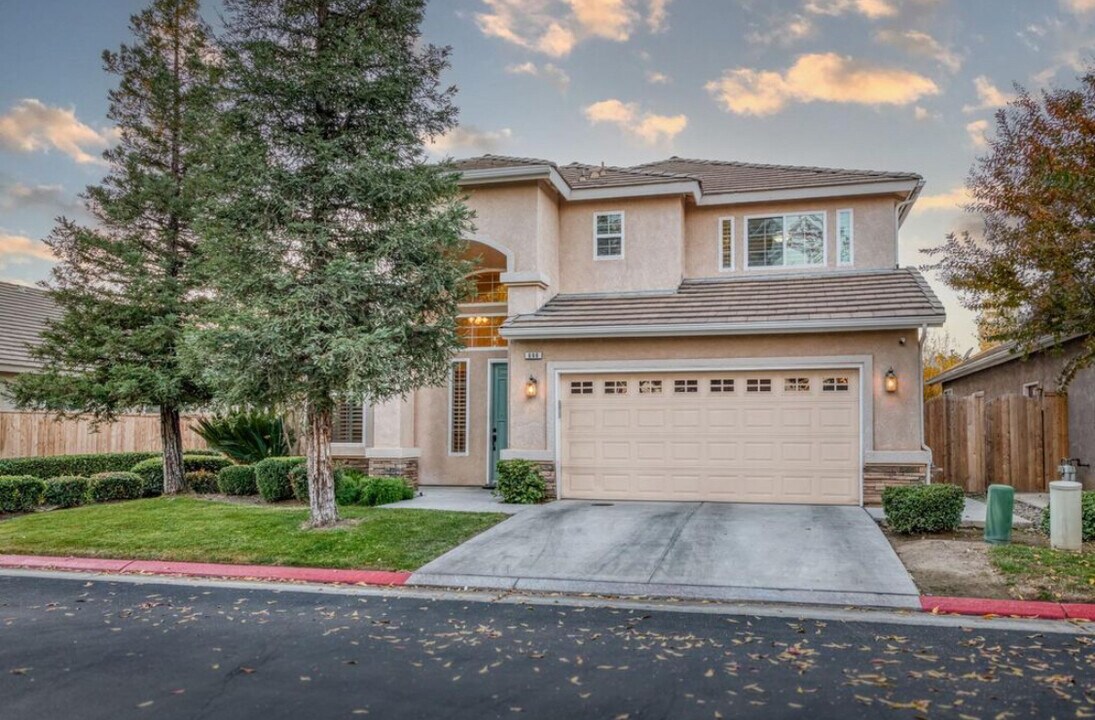 688 Century Ln in Clovis, CA - Building Photo