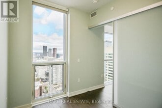 1 Yorkville Ave in Toronto, ON - Building Photo - Building Photo