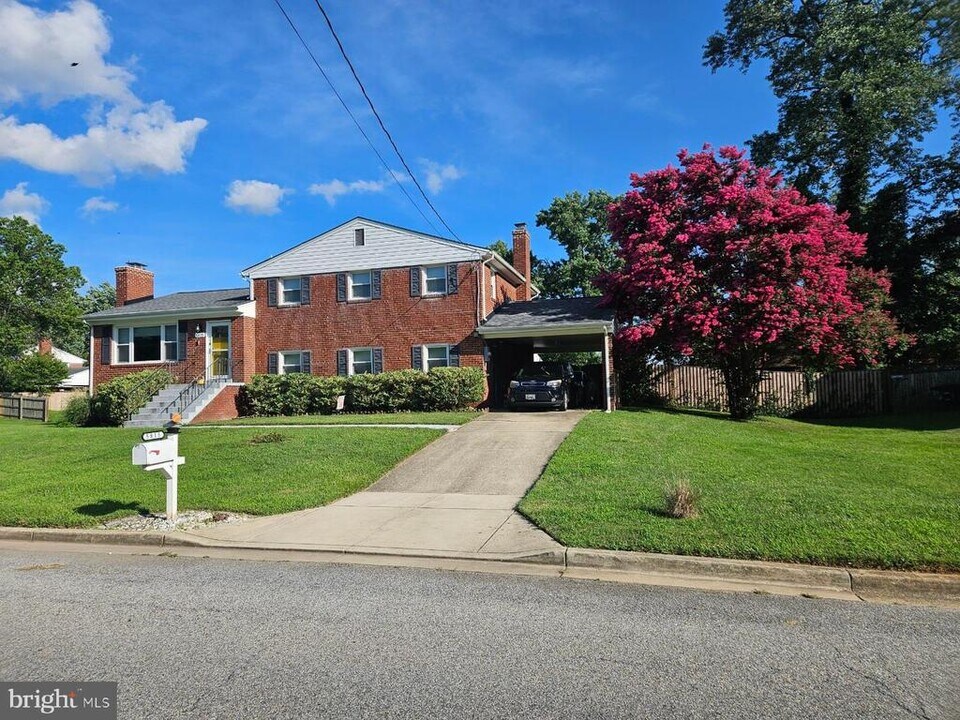 5815 Arbroath Dr in Clinton, MD - Building Photo