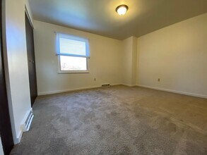 702 Hemlock Square in Zelienople, PA - Building Photo - Building Photo